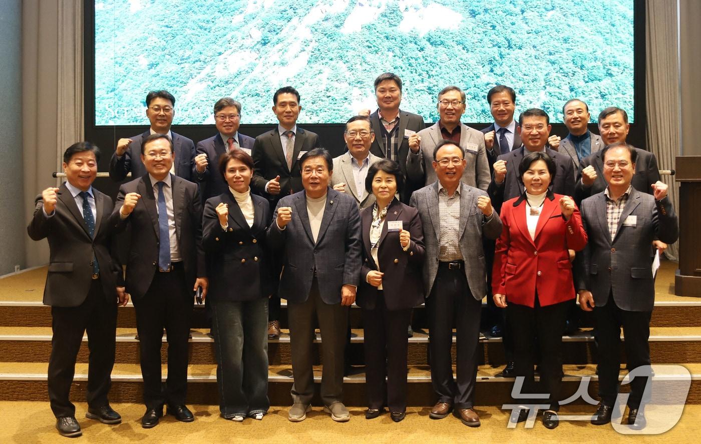 이병훈 더불어민주당 호남발전특위 수석 부위원장이 14일 광주 홀리데이인 호텔에서 광주 경영자총협회 회원들과 현장 간담회를 한 후 기념촬영을 하고 있다.&#40;호남발전특위 제공. 재판매 및 DB 금지&#41; 2025.11.14/뉴스1 