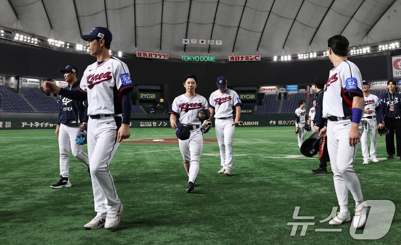 본문 이미지 - 류지현 감독이 이끄는 야구 국가대표팀 선수들이 14일 오후 일본 도쿄돔에서 월드베이스볼클래식(WBC) 대비 한일 평가전을 앞두고 훈련한 뒤 그라운드를 나서고 있다. 2025.11.14 / ⓒ 뉴스1 구윤성 기자