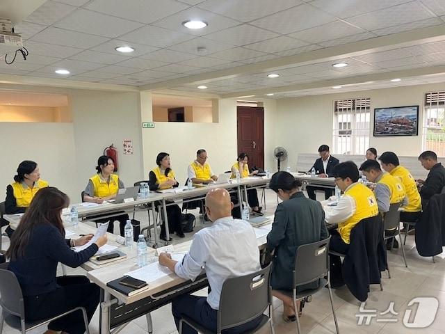 본문 이미지 - 주우간다대사관에서 진행된 신속대응팀 모의훈련.&#40;외교부 제공&#41;