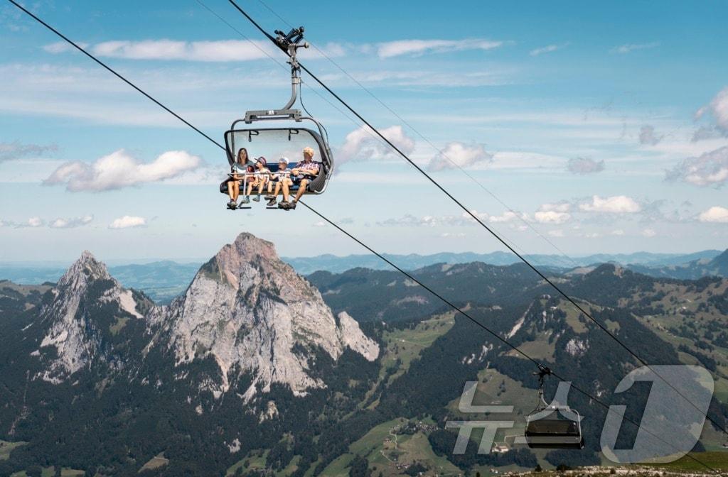 프론알프스톡 전망대로 오르는 체어리프트(스위스관광청 제공)
