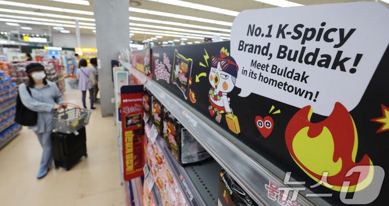 본문 이미지 - 서울의 한 대형마트에서 외국인관광객이 라면을 구입하고 있다. 2024.5.19/뉴스1 ⓒ News1 박지혜 기자