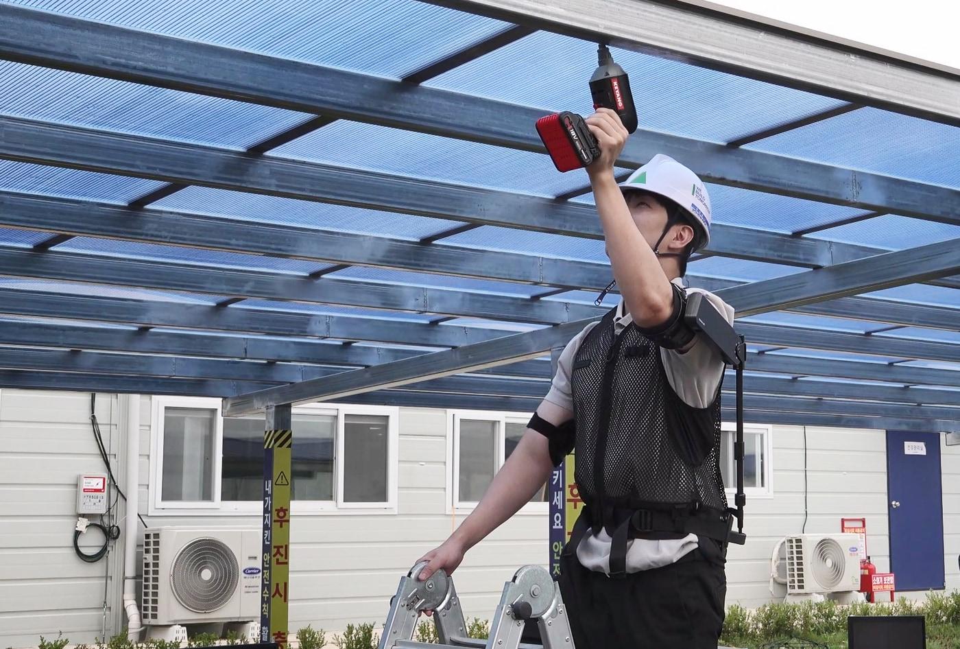  '엑스블 숄더(X-ble Shoulder)'를 착용 후 시연하고 있다..(현대건설 제공)   뉴스1 ⓒ News1 