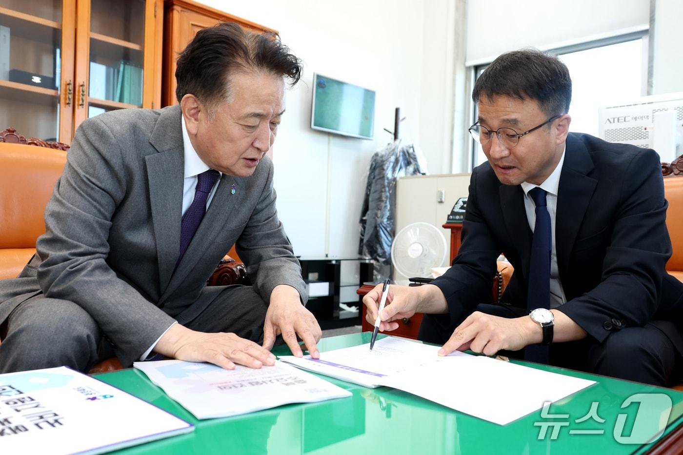 김영환 충북지사는 14일 국회에서 충북 핵심사업 증액을 국회에 건의했다.&#40;충북도 제공. 재판매 및 DB금지&#41;./뉴스1