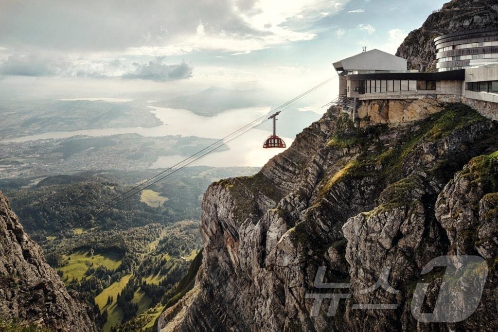 필라투스로 오르는 케이블카(스위스관광청 제공)