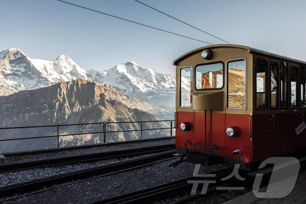 톱니바퀴 기차로 오르는 쉬니게 플라테(스위스관광청 제공)