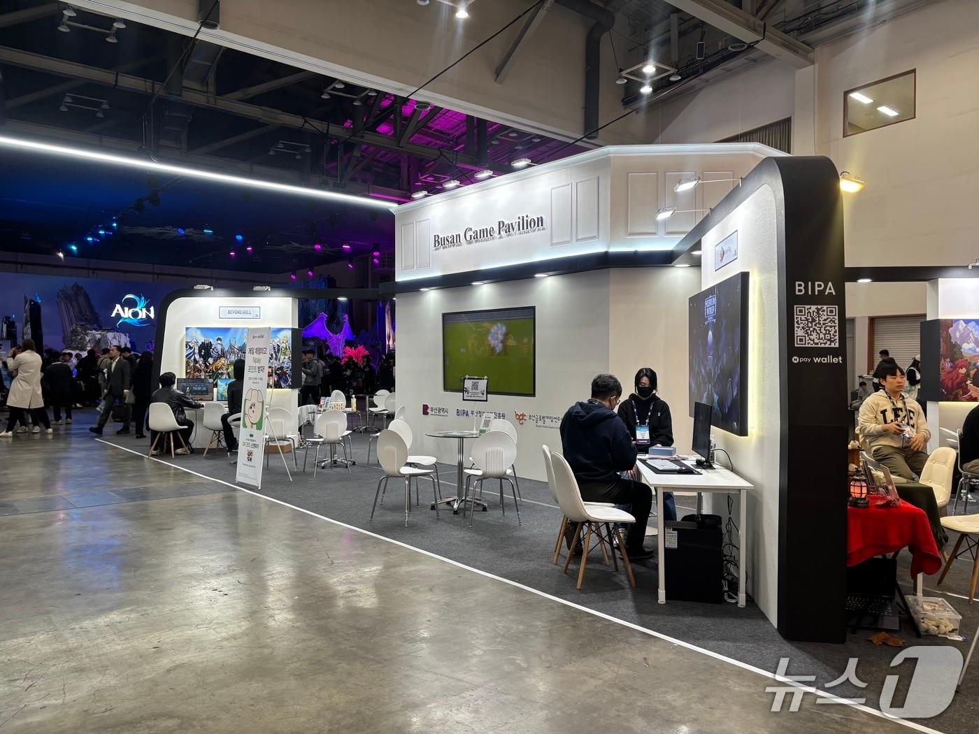 본문 이미지 - 지스타 2025 행사장에 조성된 부산 게임 파빌리온. 총 8곳의 부산 지역 게임사가 참여했다. 2025.11.13/뉴스1 ⓒ News1 홍윤 기자