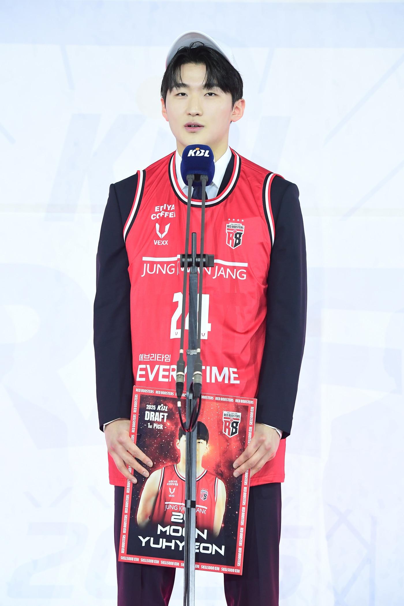 본문 이미지 - 문유현이 14일 열린 2025 KBL 신인선수 드래프트에서 전체 1순위로 안양 정관장 유니폼을 입었다. (KBL 제공)