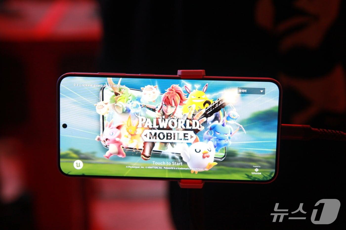 14일 부산 벡스코 제1전시장 크래프톤 부스에 설치된 팰월드 모바일 시연 기기.2025.11.14/뉴스1 ⓒ News1 김민재 기자