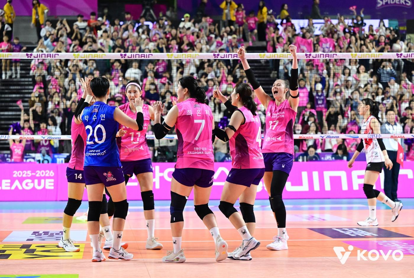 흥국생명과 정관장의 1라운드 경기 모습&#40;KOVO제공&#41; 