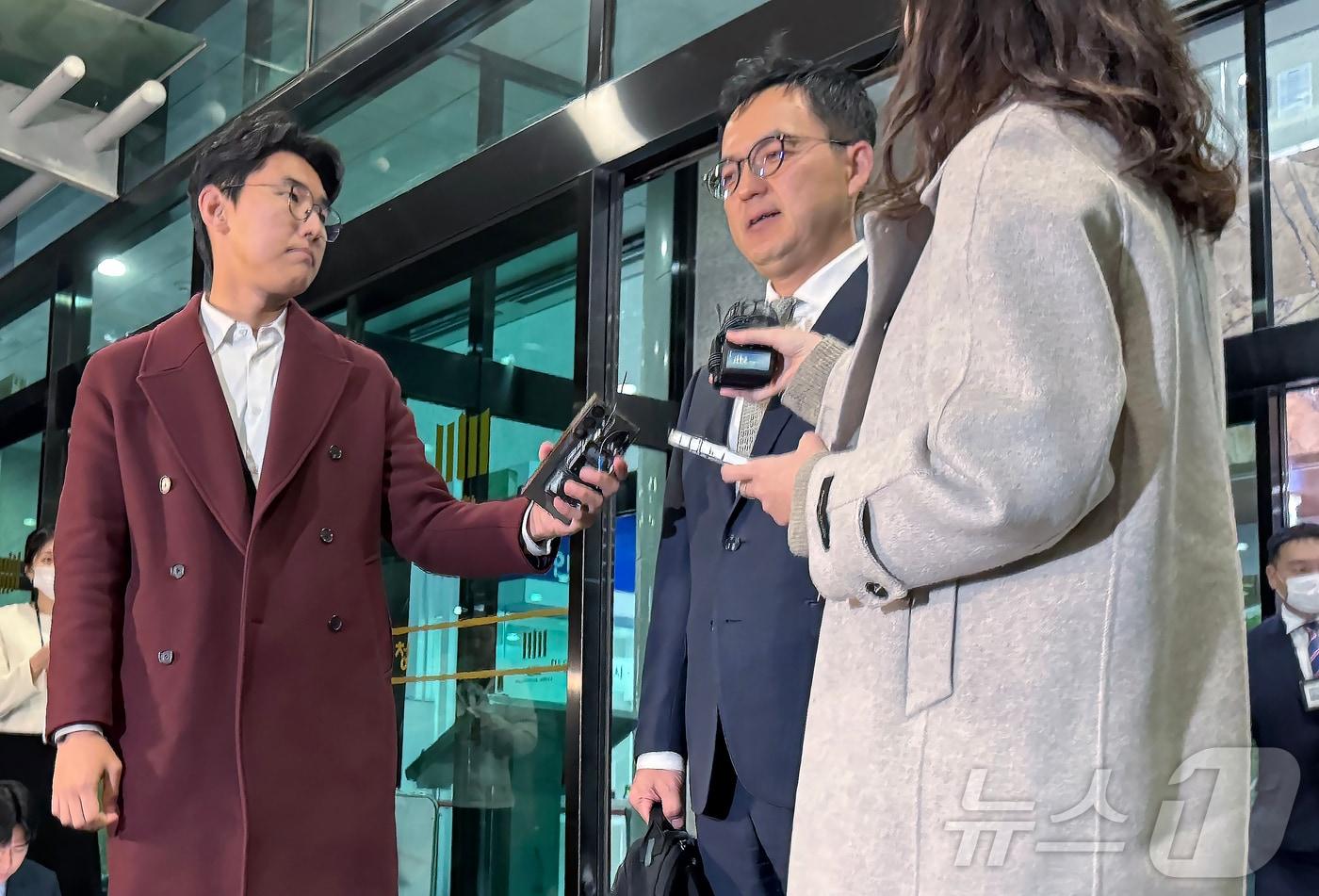 신임 대검찰청 차장으로 임명된 구자현&#40;사법연수원 29기&#41; 서울고검장이 14일 오후 서울 서초구 서울고검 앞에서 기자들과 만나 질의응답을 하고 있다. 2025.11.14/뉴스1 ⓒ News1 송송이 기자