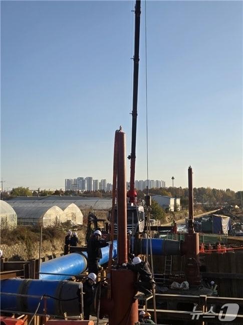 본문 이미지 - 14일 경기 고양시 덕이동 광역상수도 송수관로 누수 지점에서 복구작업이 진행되고 있다. (한국수자원공사 제공, 재판매 및 DB금지)