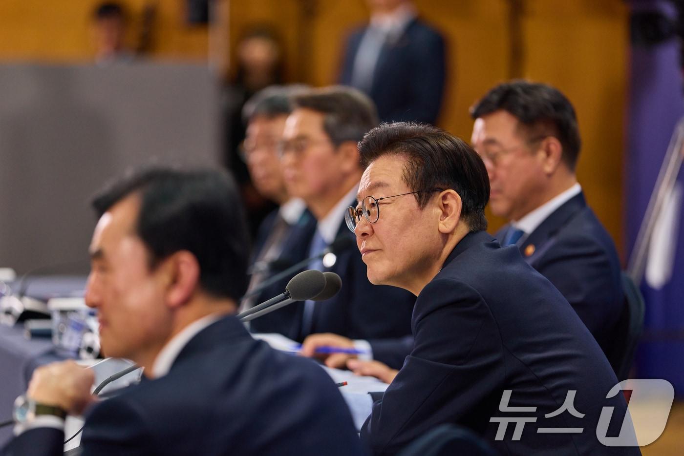 이재명 대통령이 14일 경기 파주시 라이브러리스테이 지지향에서 열린 &#39;경기 북부의 마음을 듣다&#39; 타운홀 미팅에서 참석자들의 질문을 경청하고 있다. &#40;대통령실 제공. 재판매 및 DB 금지&#41; 2025.11.14/뉴스1 ⓒ News1 허경 기자