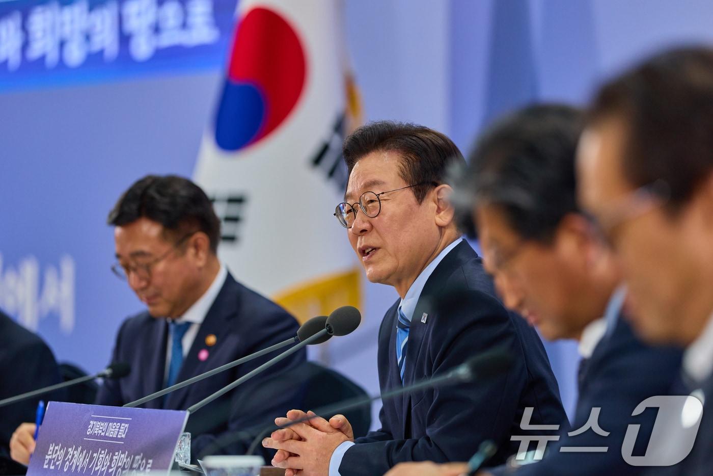 본문 이미지 - 이재명 대통령이 14일 경기 파주시 라이브러리스테이 지지향에서 열린 '경기 북부의 마음을 듣다' 타운홀 미팅에서 발언하고 있다. (대통령실 제공. 재판매 및 DB 금지) 2025.11.14 ⓒ 뉴스1 허경 기자