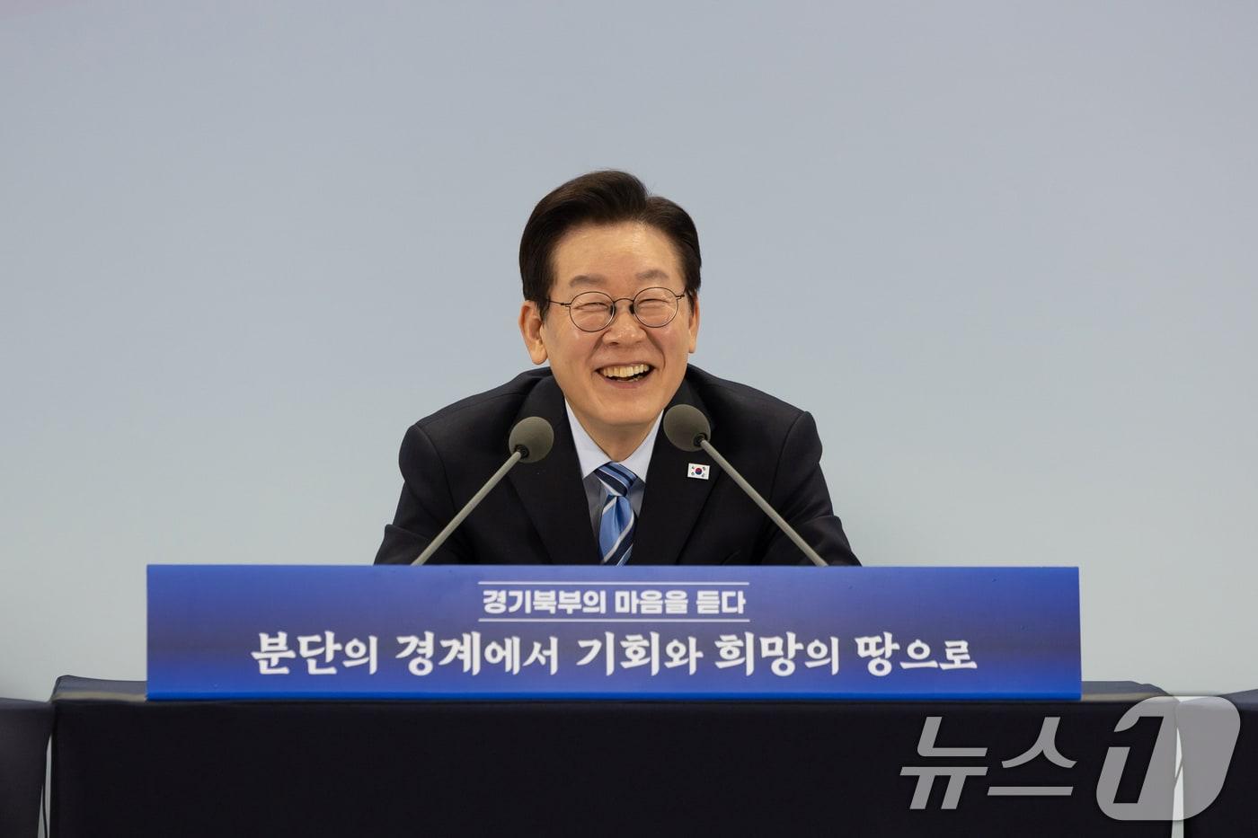 본문 이미지 - 이재명 대통령이 14일 경기 파주시 라이브러리스테이 지지향에서 열린 '경기 북부의 마음을 듣다' 타운홀 미팅에서 미소 짓고 있다. (대통령실 제공. 재판매 및 DB 금지) 2025.11.14/뉴스1 ⓒ News1 허경 기자