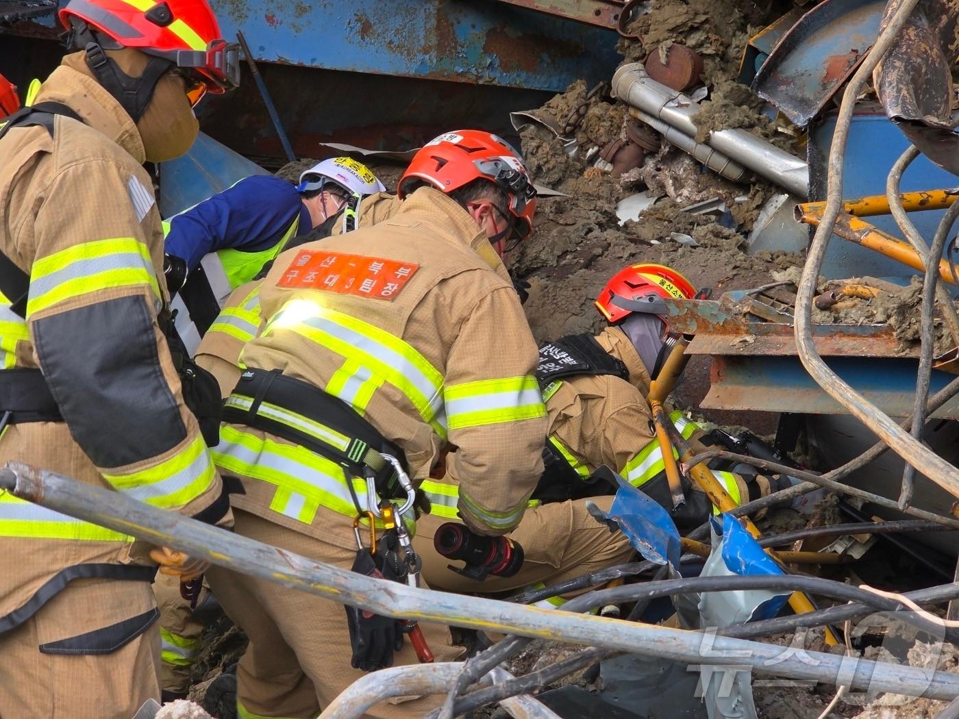 본문 이미지 - 14일 오후 울산화력발전소 붕괴 현장에서 구조대원들이 마지막 매몰자를 찾기 위해 수색구조작업을 하고 있다. &#40;소방청 제공. 재판매 및 DB 금지&#41; 2025.11.14/뉴스1