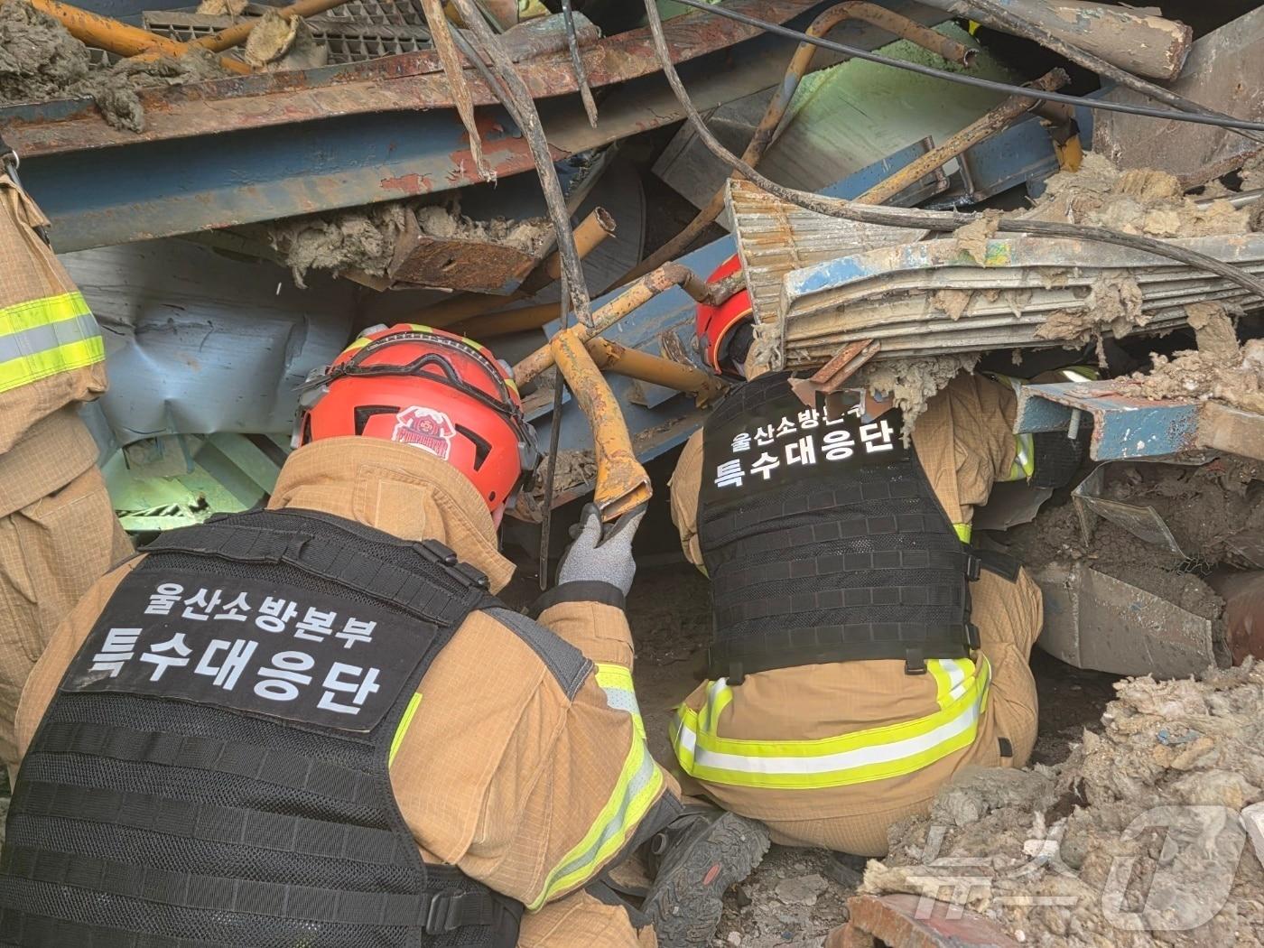 본문 이미지 - 14일 오후 울산화력발전소 붕괴 현장에서 구조대원들이 마지막 매몰자를 찾기 위해 수색구조작업을 하고 있다. &#40;소방청 제공. 재판매 및 DB 금지&#41; 2025.11.14/뉴스1