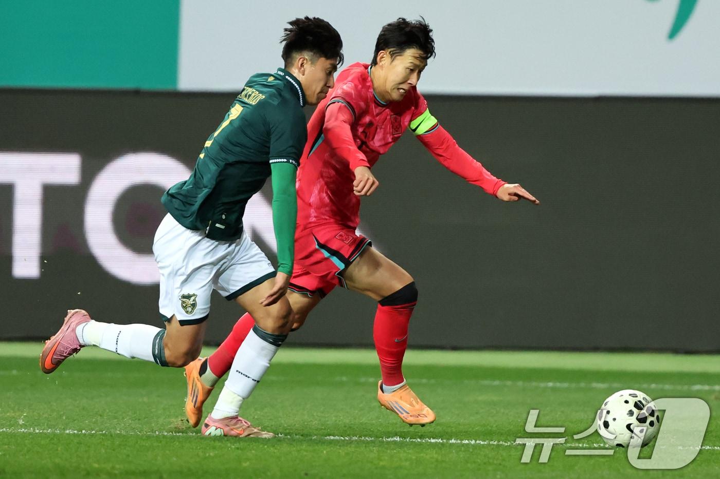 14일 오후 대전 유성구 대전월드컵경기장에서 열린 ‘하나은행 초청 국가대표팀 친선경기’ 대한민국과 볼리비아의 경기에서 대한민국 손흥민이 돌파를 하고 있다. 2025.11.14/뉴스1 ⓒ News1 황기선 기자