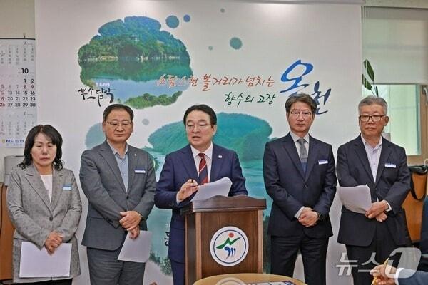 본문 이미지 - 지난달 황규철 옥천군수&#40;가운데&#41;가  농어촌 기본소득 시범사업 탈락에 따른 입장을 밝히고 있다. /뉴스1