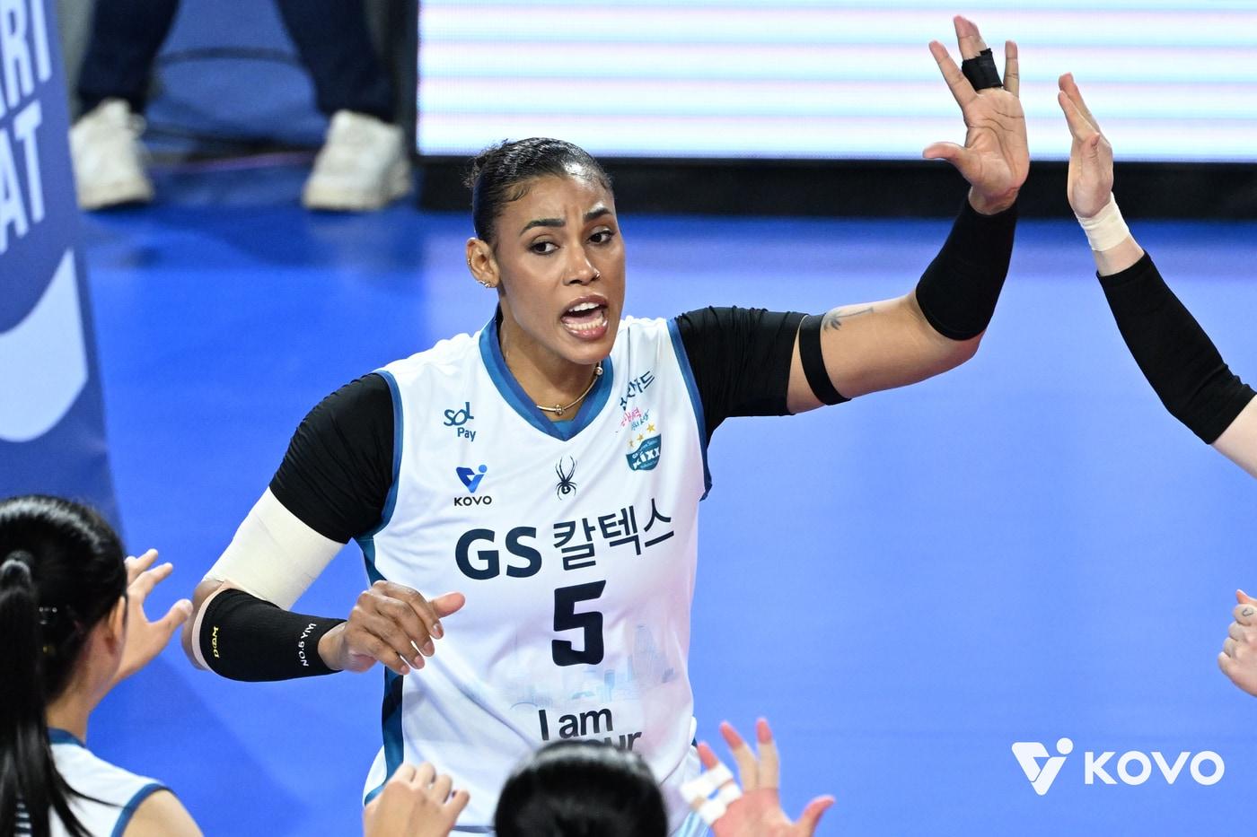 GS칼텍스 외국인 선수 실바가 14일 화성종합경기타운 실내체육관에서 열린 진에어 2025-26 V리그 여자부 2라운드 IBK기업은행과 원정 경기에서 33점을 기록하며 팀 승리를 이끌었다. &#40;KOVO 제공&#41;