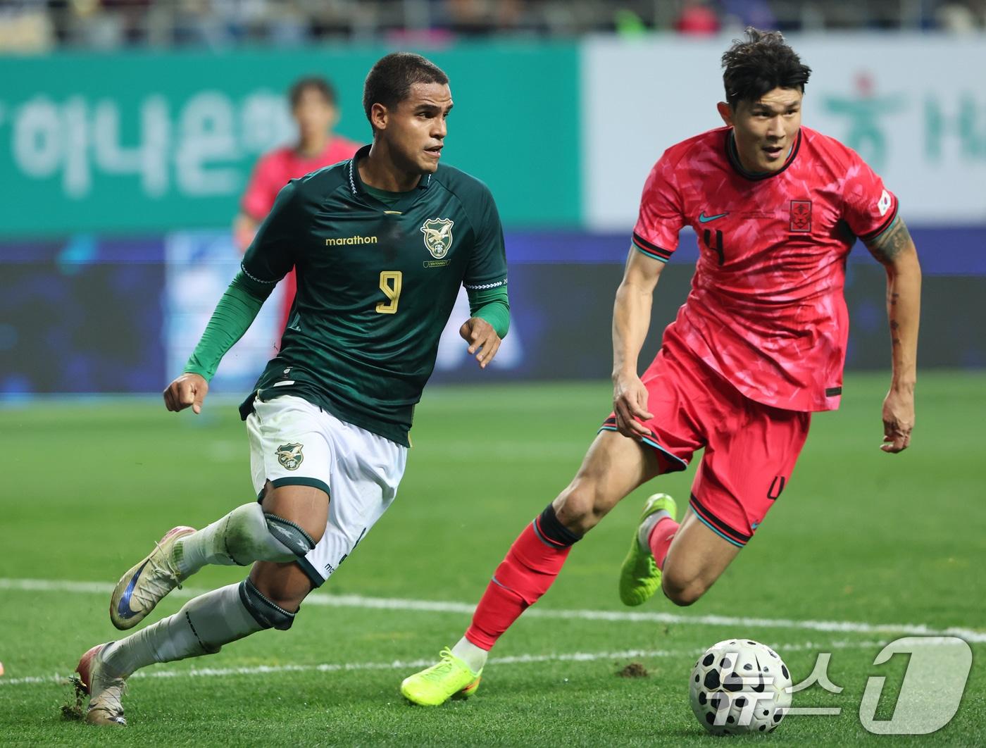 본문 이미지 - 14일 오후 대전 유성구 대전월드컵경기장에서 열린 ‘하나은행 초청 국가대표팀 친선경기’ 대한민국과 볼리비아의 경기에서 김민재가 볼을 막고 있다. 2025.11.14/뉴스1 ⓒ News1 김기태 기자