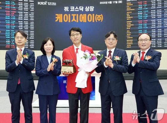 본문 이미지 - 17일 서울 영등포구 한국거래소에서 열린 케이지에이 코스닥시장 상장기념식에서 김대영 한국IR협의회 부회장(왼쪽부터), 이미현 한국거래소 코스닥시장본부장보, 김옥태 케이지에이 대표이사, 이충훈 삼성증권 부사장, 강왕락 코스닥협회 부회장이 기념 촬영을 하고 있다. (한국거래소 제공. 재판매 및 DB 금지) 2025.6.17/뉴스1