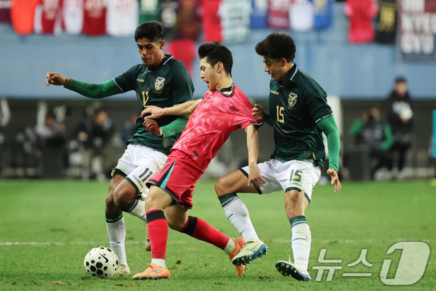 상대의 집요한 견제를 받고 있는 이강인. ⓒ News1 황기선 기자