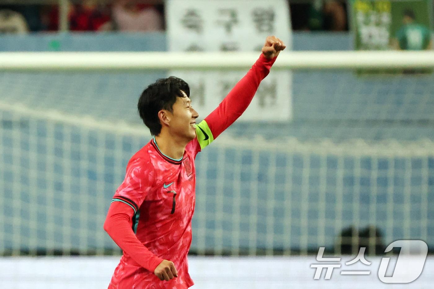 14일 오후 대전 유성구 대전월드컵경기장에서 열린 ‘하나은행 초청 국가대표팀 친선경기’ 대한민국과 볼리비아의 경기에서 대한민국 손흥민이 골을 넣은 뒤 기뻐하고 있다. 2025.11.14/뉴스1 ⓒ News1 황기선 기자
