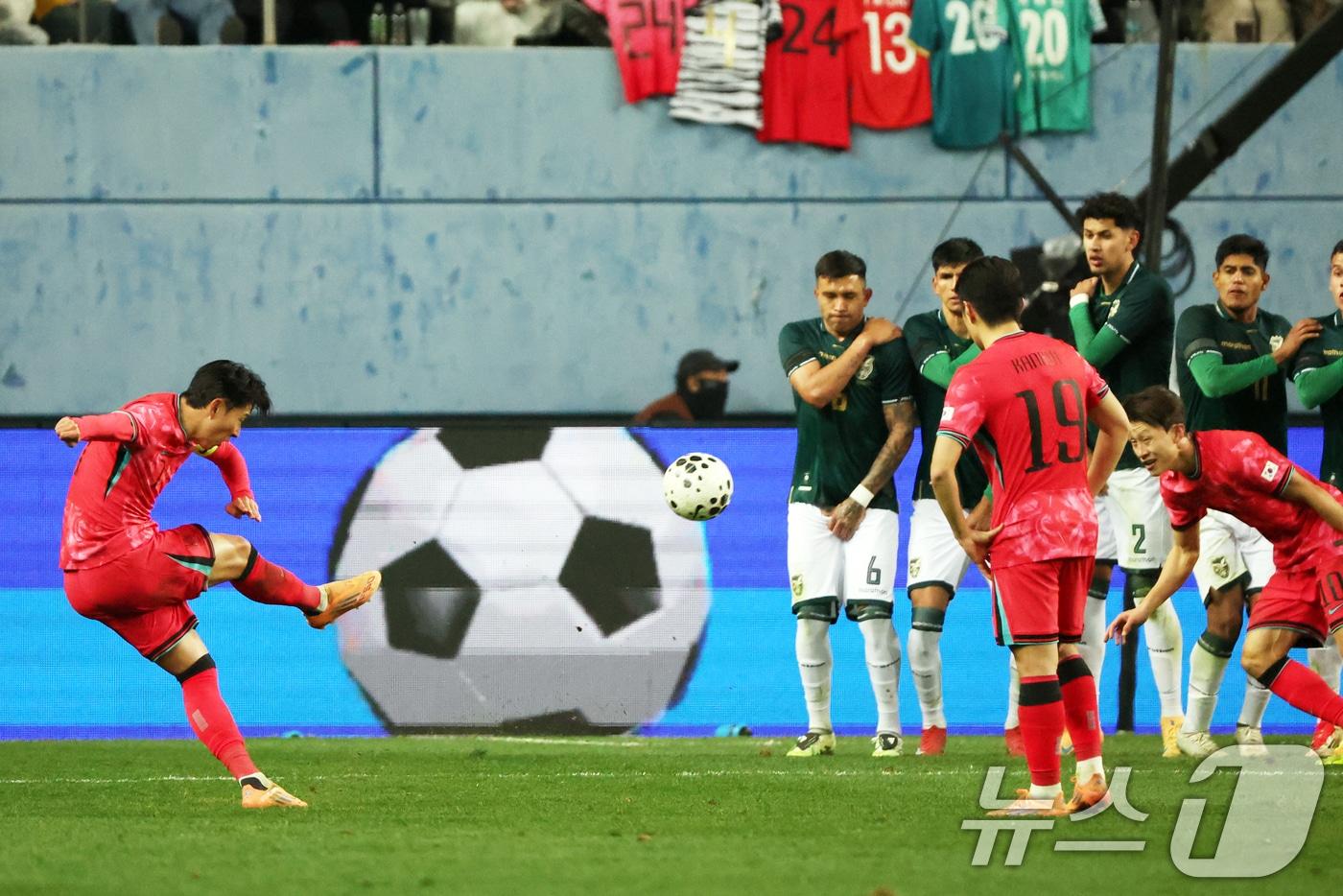 14일 오후 대전 유성구 대전월드컵경기장에서 열린 ‘하나은행 초청 국가대표팀 친선경기’ 대한민국과 볼리비아의 경기에서 대한민국 손흥민이 프리킥 골을 넣고 있다. 2025.11.14/뉴스1 ⓒ News1 황기선 기자