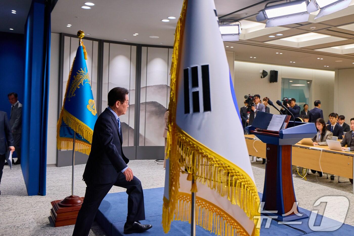 이재명 대통령이 14일 서울 용산 대통령실 청사에서 한·미 팩트시트 타결 결과를 발표하기 위해 입장하고 있다. (이재명 대통령 SNS. 재판매 및 DB 금지) 2025.11.14/뉴스1 ⓒ News1 허경 기자