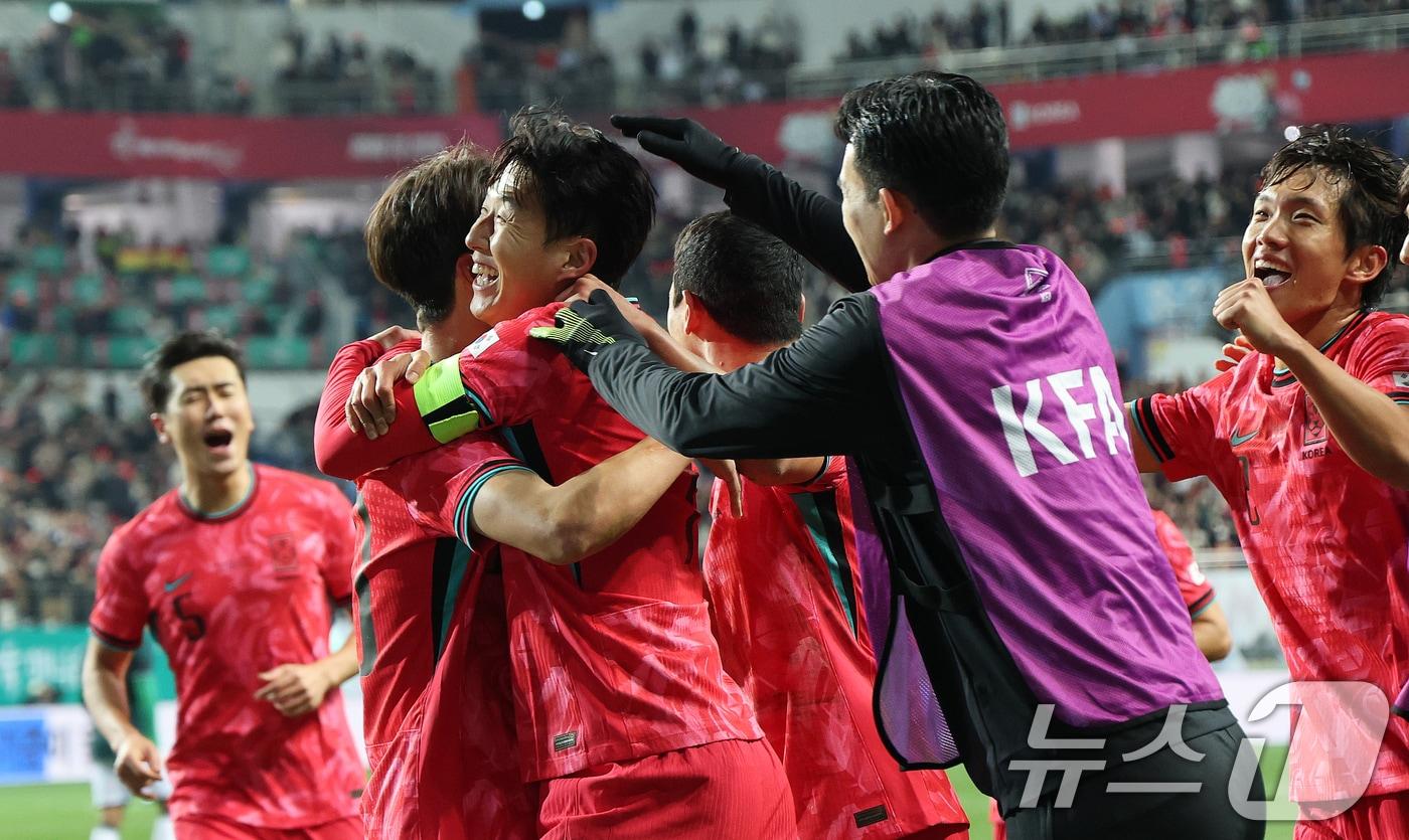 14일 오후 대전 유성구 대전월드컵경기장에서 열린 ‘하나은행 초청 국가대표팀 친선경기’ 대한민국과 볼리비아의 경기에서 프리킥 골을 넣은 손흥민 이재성을 끌어안고 동료들과 기쁨을 나누고 있다. 2025.11.14/뉴스1 ⓒ News1 김기태 기자