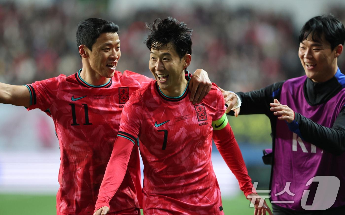 14일 오후 대전 유성구 대전월드컵경기장에서 열린 ‘하나은행 초청 국가대표팀 친선경기’ 대한민국과 볼리비아의 경기에서 환상적인 프리킥 골을 넣은 손흥민이 기뻐하고 있다. 2025.11.14/뉴스1 ⓒ News1 김기태 기자