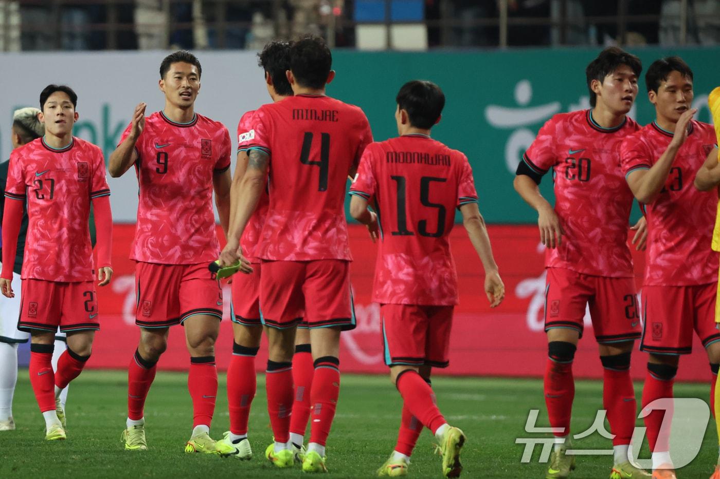 14일 오후 대전 유성구 대전월드컵경기장에서 열린 ‘하나은행 초청 국가대표팀 친선경기’ 대한민국과 볼리비아의 경기에서 2대0으로 승리한 대한민국 선수들이 기뻐하고 있다. 2025.11.14/뉴스1 ⓒ News1 황기선 기자