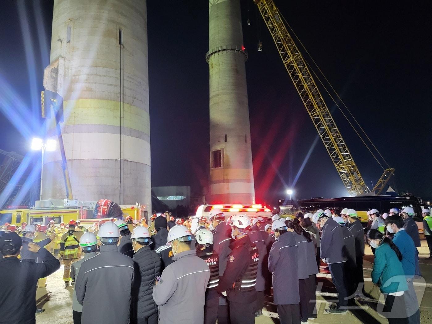 본문 이미지 - 14일 오후 울산화력발전소 붕괴 현장에서 마지막 매몰자를 수습하고 병원으로 이송하기 앞서 모든 현장 관계자들이 도열해 고인에 대한 예를 갖추고 있다. &#40;독자 제공. 재판매 및 DB금지&#41; 2025.11.14/뉴스1 ⓒ News1 박정현 기자