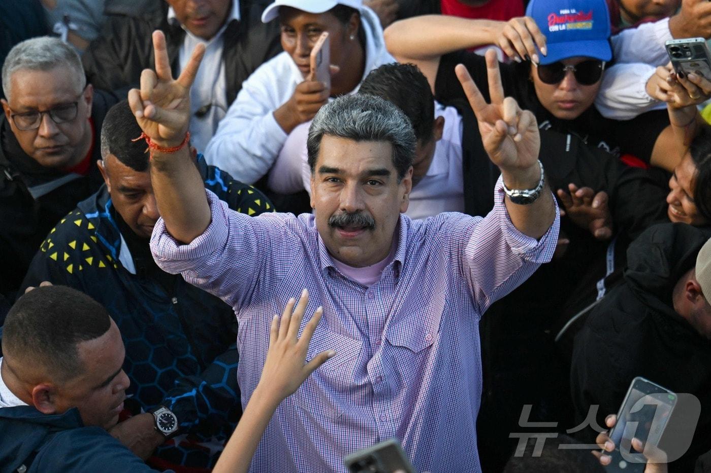 니콜라스 마두로 대통령이 13일&#40;현지시간&#41; 카라카스에서 열린 청년의 날 시위에서 손을 흔들고 있다. 2025.11.13. ⓒ AFP=뉴스1 ⓒ News1 이정환 기자