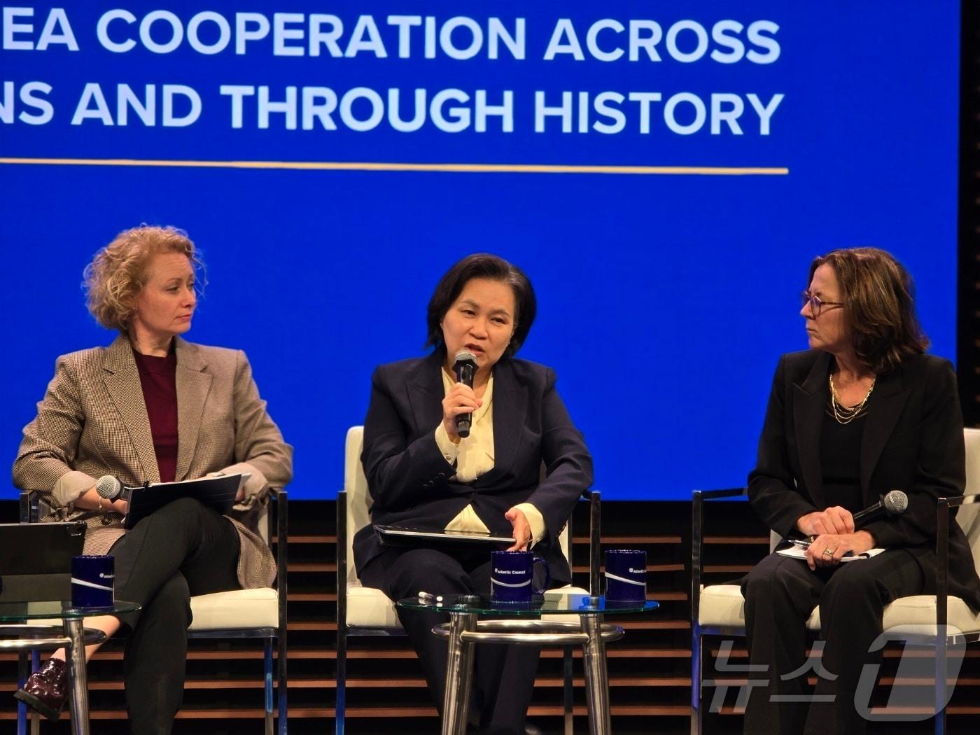 본문 이미지 - 유명희 전 산업통상자원부 통상교섭본부장이 14일&#40;현지시간&#41; 워싱턴DC에서 열린 &#39;2025 밴 플리트&#40;Van Fleet&#41; 정책 포럼&#39;에서 전날 공개된 한미 간 공동 팩트시트와 관련해 발언하고 있다. 2025.11.14. ⓒ News1 류정민 특파원