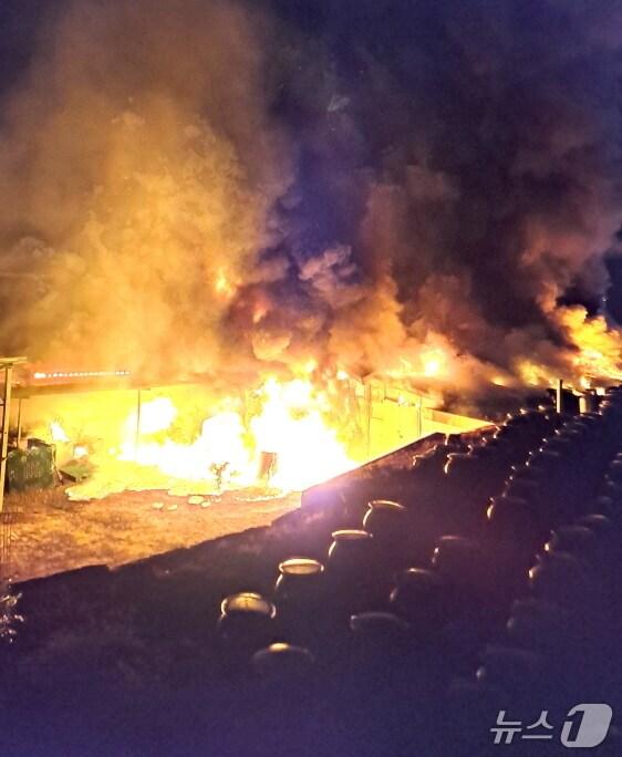 본문 이미지 - 15일 0시 25분께 완주군 용진읍 간중리의 된장 제조공장에서 화재가 발생했다.&#40;전북소방본부 제공, 재판매 및 DB 금지&#41;/뉴스1