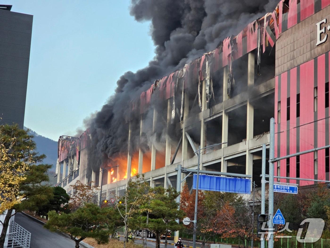 본문 이미지 -  천안 동남구 이랜드물류센터 화재 현장. (독자제공, 재판매 및 DB금지)  / 뉴스1