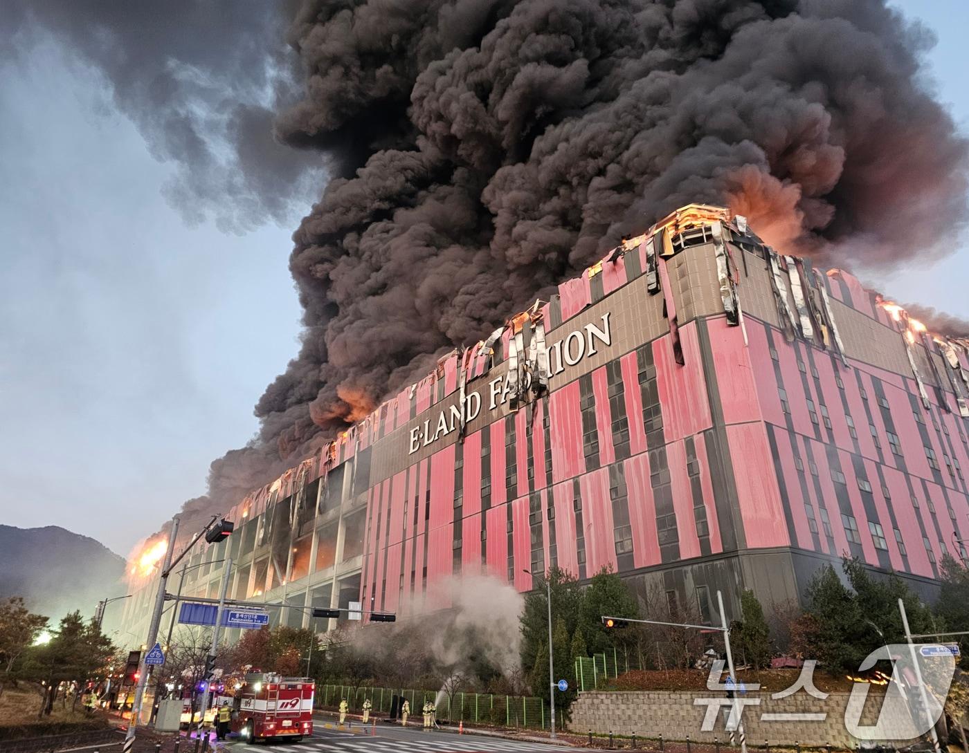 본문 이미지 - 15일 오전 충남 천안 동남구 이랜드패션 물류센터에서 화재가 발생해 검은 연기와 함께 불길이 치솟고 있다. 소방 당국 대응 2단계로 격상해 화재를 진화 중이다. (독자 제공. 재판매 및 DB 금지) 2025.11.15/뉴스1 ⓒ News1 장수영 기자