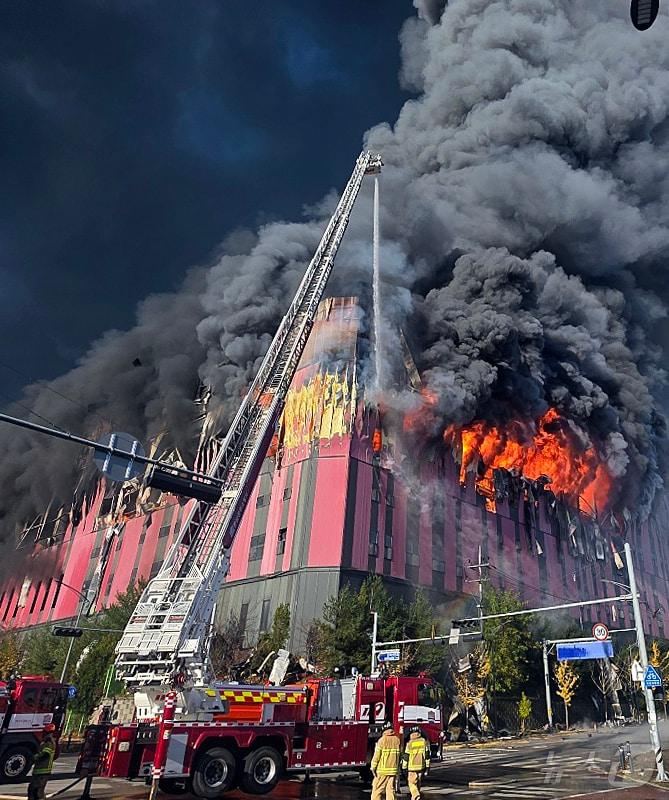 본문 이미지 - 15일 오전 충남 천안 동남구 이랜드패션 물류센터에서 화재가 발생해 검은 연기와 함께 화염이 치솟고 있다. 2025.11.15/뉴스1 ⓒ News1 이시우 기자