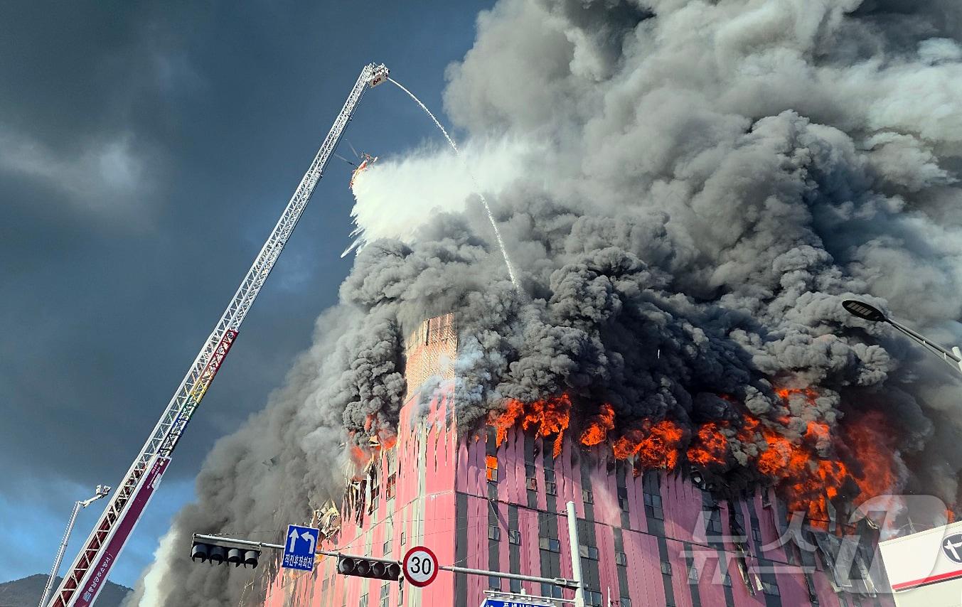본문 이미지 - 15일 오전 충남 천안 동남구 이랜드패션 물류센터에서 화재가 발생해 검은 연기와 함께 화염이 치솟고 있다. 소방 당국은 대응 2단계로 격상해 화재를 진화 중이다. 2025.11.15 ⓒ 뉴스1 이시우 기자