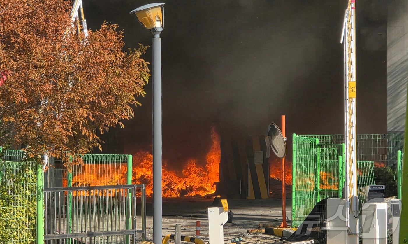 15일 오전 충남 천안 동남구 이랜드패션 물류센터에서 화재가 발생해 검은 연기와 함께 화염이 치솟고 있다. 소방 당국은 대응 2단계로 격상해 화재를 진화 중이다. 2025.11.15/뉴스1 ⓒ News1 이시우 기자