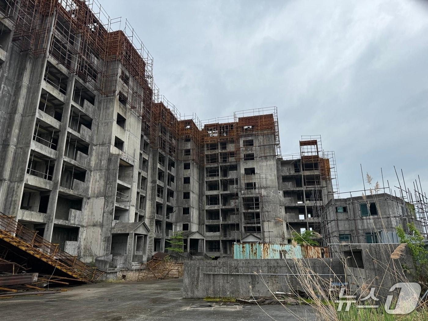 본문 이미지 -  20년동안 방치된 제천 광진아파트.&#40;제천시 제공. 재판매 및 DB금지&#41; /뉴스1 