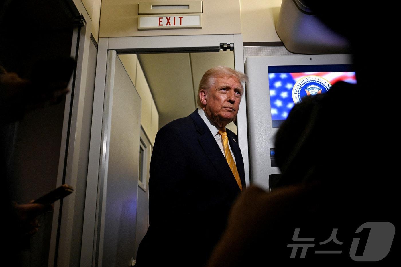 14일&#40;현지시간&#41; 도널드 트럼프 미국 대통령이 워싱턴에서 플로리다로 향하는 대통령 전용기 &#39;에어포스원&#39;에서 취재진의 질문에 답하고 있다. 2025.11.14 ⓒ 로이터=뉴스1 ⓒ News1 김지완 기자
