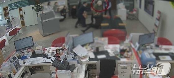 본문 이미지 - A 씨가 부산 기장군 일광읍에 있는 한 은행에서 강도 행각을 벌이던 중 고객과 직원들과 몸싸움을 벌이고 있다.(부산 경찰청 제공 CCTV 영상 갈무리. 재판매 및 DB 금지)