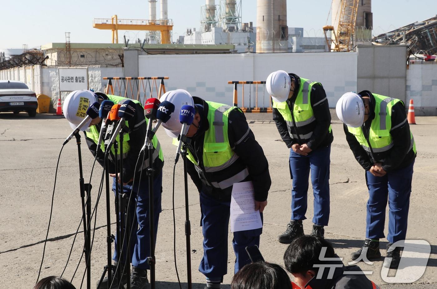 석철기 코리아카코 대표이사가 15일 한국동서발전 울산화력발전소 후문 앞에서 보일러 타워 붕괴사고와 관련해 사과를 하고 있다. 2025.11.15/뉴스1 ⓒ News1 조민주 기자