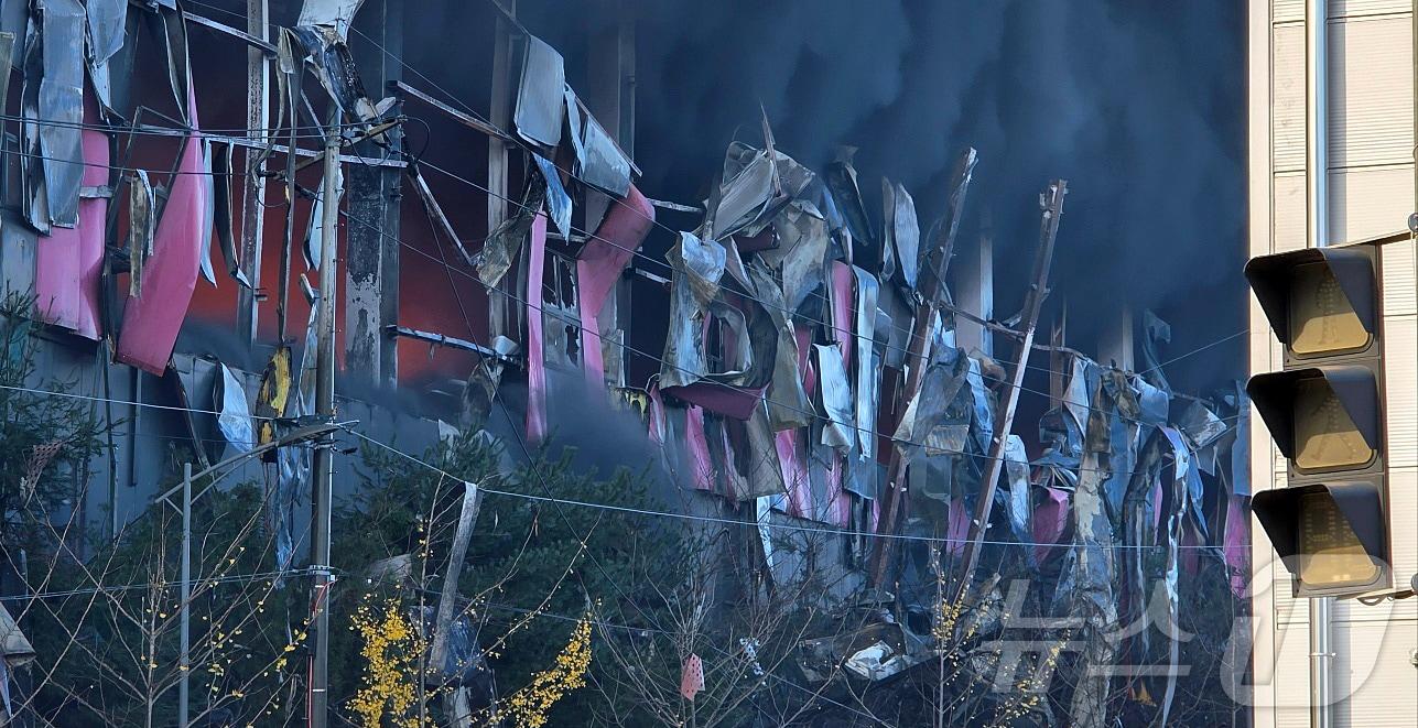 본문 이미지 - 15일 오전 충남 천안 동남구 이랜드패션 물류센터에서 화재가 발생한 가운데 건물 자재 일부가 무너져 있다. 소방 당국은 대응 2단계로 격상해 화재를 진화 중이다. 2025.11.15/뉴스1 ⓒ News1 이시우 기자