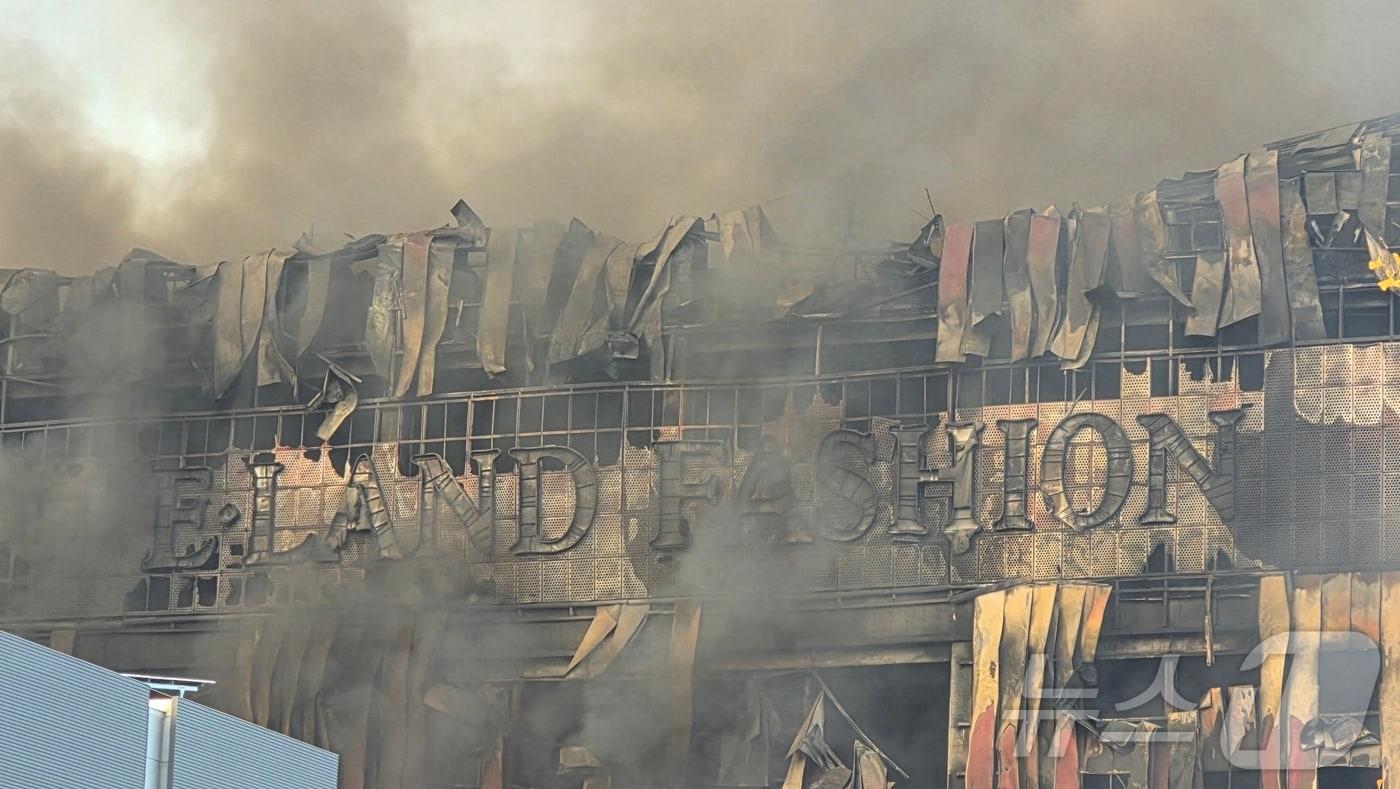 15일 오전 충남 천안 동남구 이랜드패션 물류센터에서 발생한 화재로 건물 외벽 자재가 떨어져 나갔다. 소방 당국은 대응 2단계로 격상해 화재를 진화 중이다. 2025.11.15/뉴스1 ⓒ News1 이시우 기자