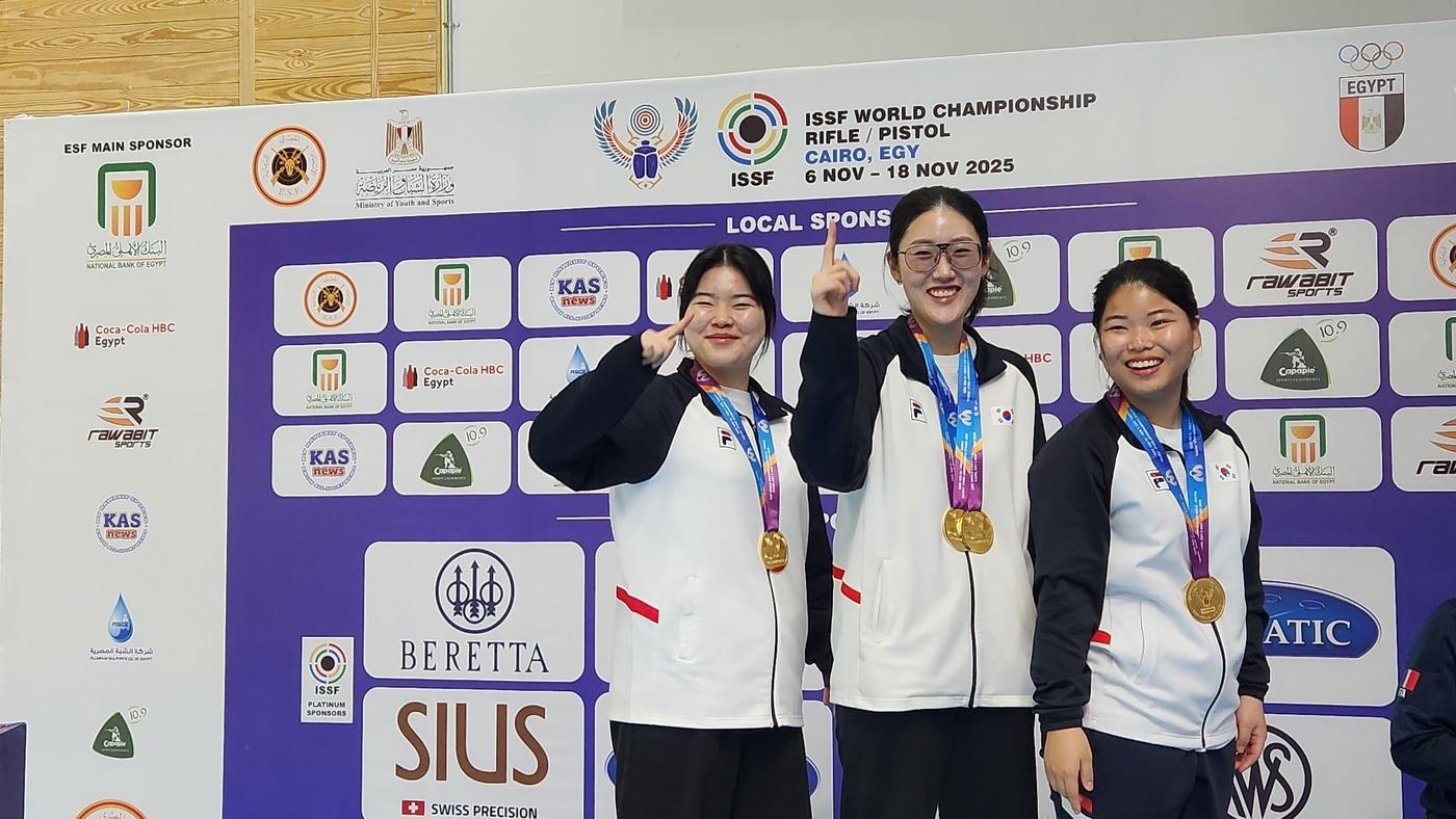 카이로 사격 세계선수권대회 25m 여자 소총 단체전에서 금메달을 딴 오예진&#40;왼쪽부터&#41;, 양지인, 남다정.&#40;대한사격연맹 제공&#41;