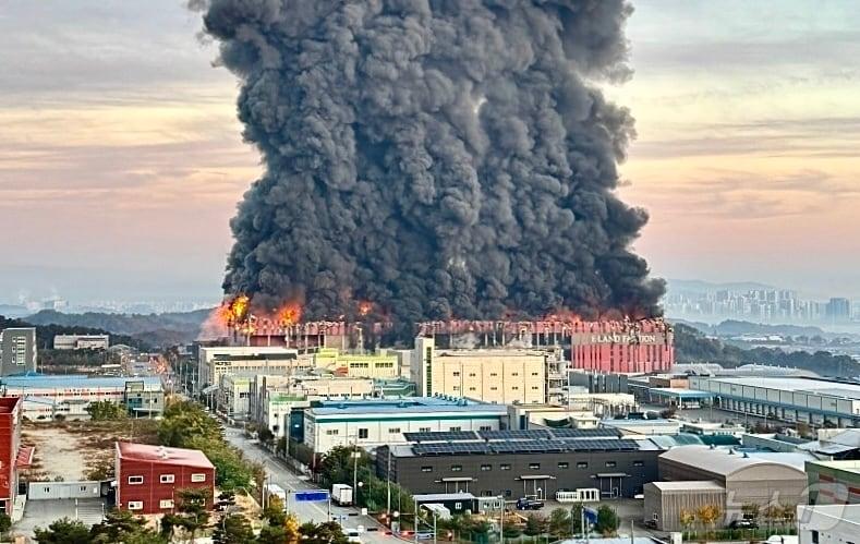 본문 이미지 - 15일 충남 천안 동남구 이랜드패션 물류센터에서 화재가 발생해 검은 연기와 함께 화염이 치솟고 있다. 소방 당국 대응 2단계로 격상해 화재를 진화 중이다. (독자 제공 재판매 및 DB금지) 2025.11.15/뉴스1 ⓒ News1 이호윤 기자