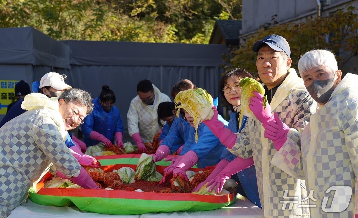 본문 이미지 - 지역사회 온정 나눔 &#39;사랑의 김장 봉사&#39;.&#40;원주시 공무원노동조합 제공. 재판매 및 DB금지&#41;/뉴스1